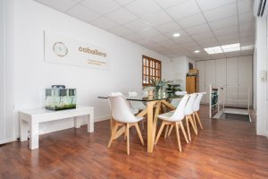 Estudio taller de la empresa Acabados Caballero, vista lateral.