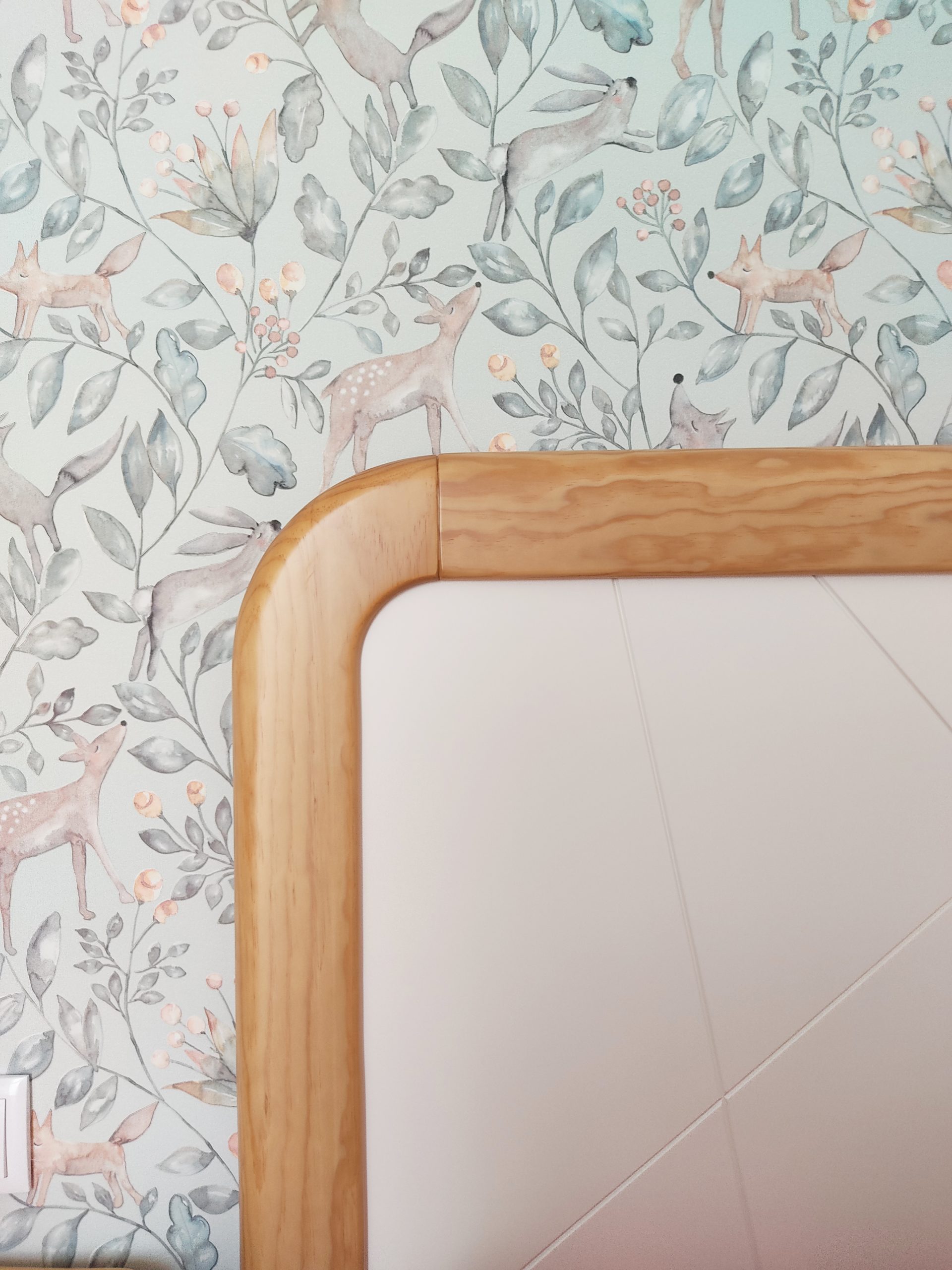 Detalle del cabezal de madera con un acabado combinado de lacado blanco con pulimento al natural