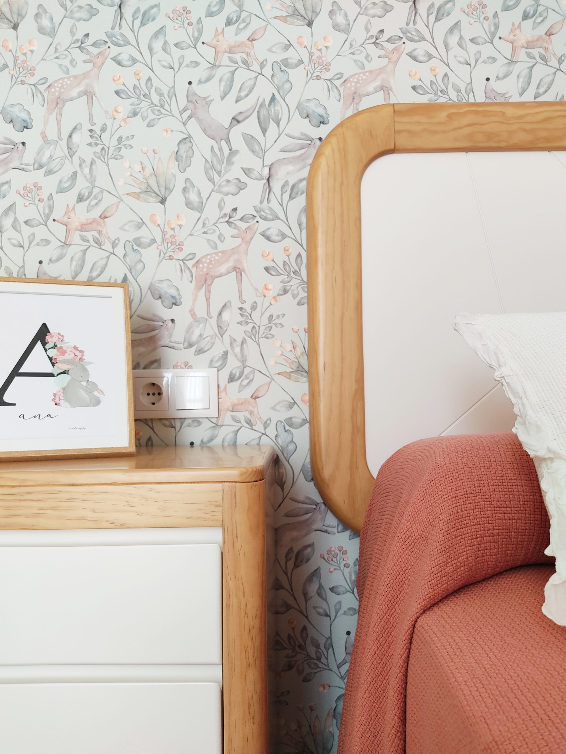 Detalle del cabezal y la mesita de dormitorio infantil con un lacado combinado con lacado blanco y un pulimento al natural