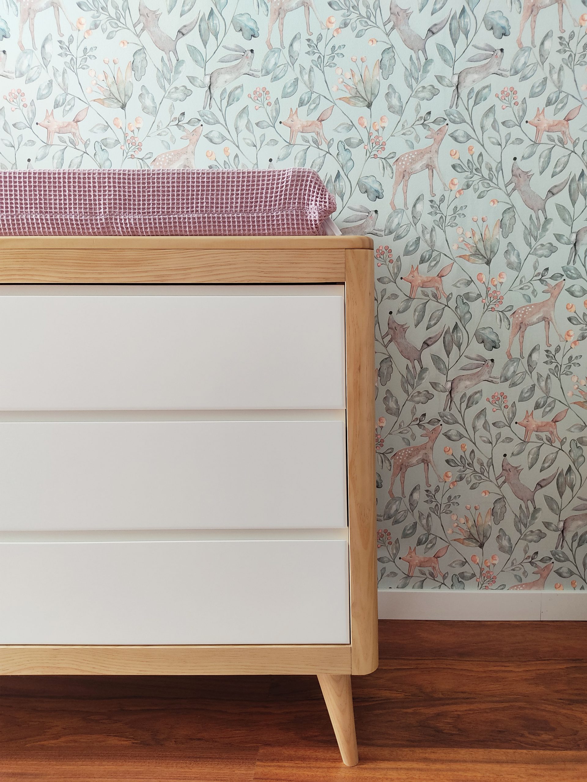 Detalle de la cómoda infantil de madera de madera de alta calidad