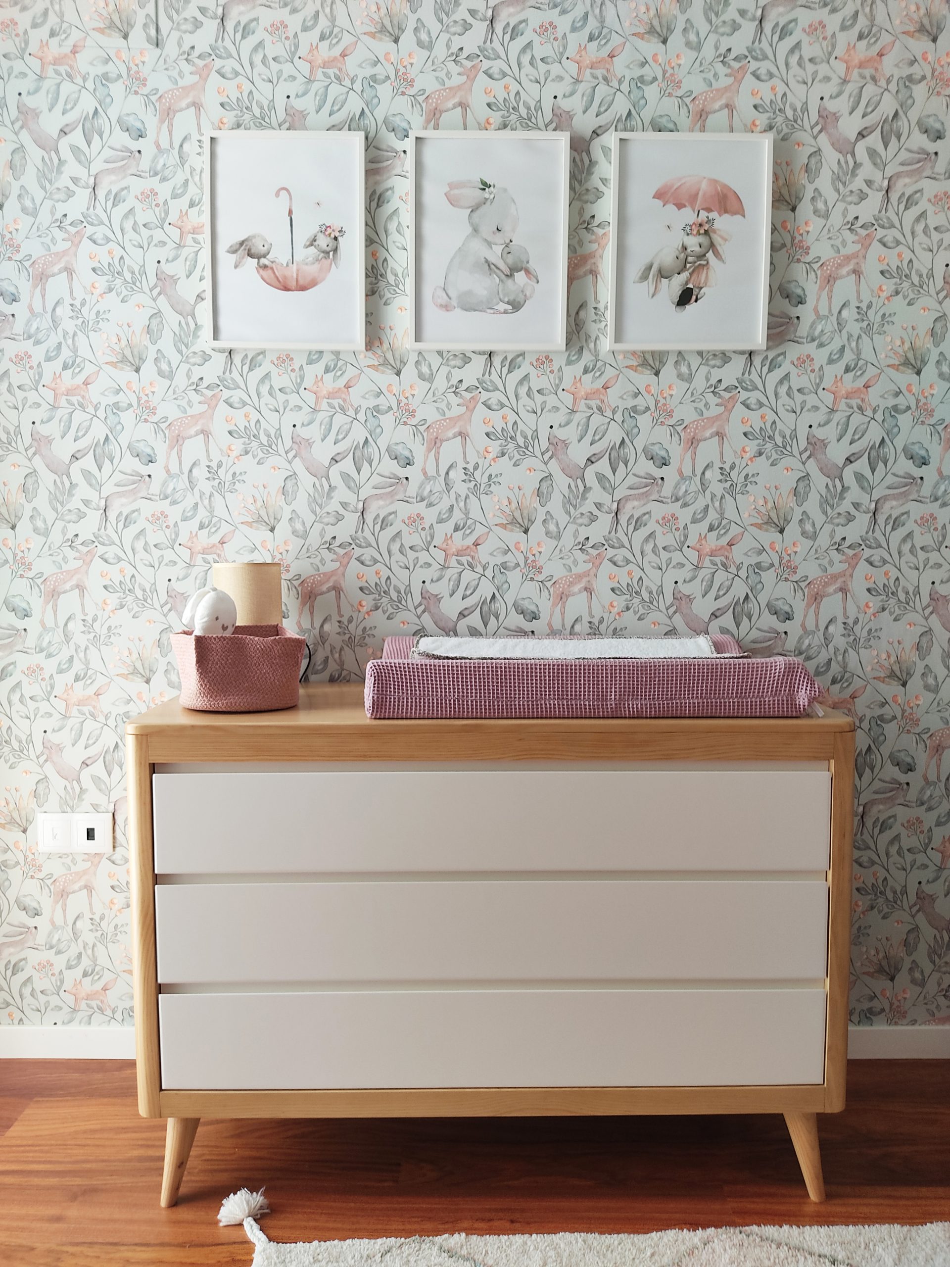 Cómoda infantil de madera con lacado blanco en los cajones y pulimento al natural en la estructura.