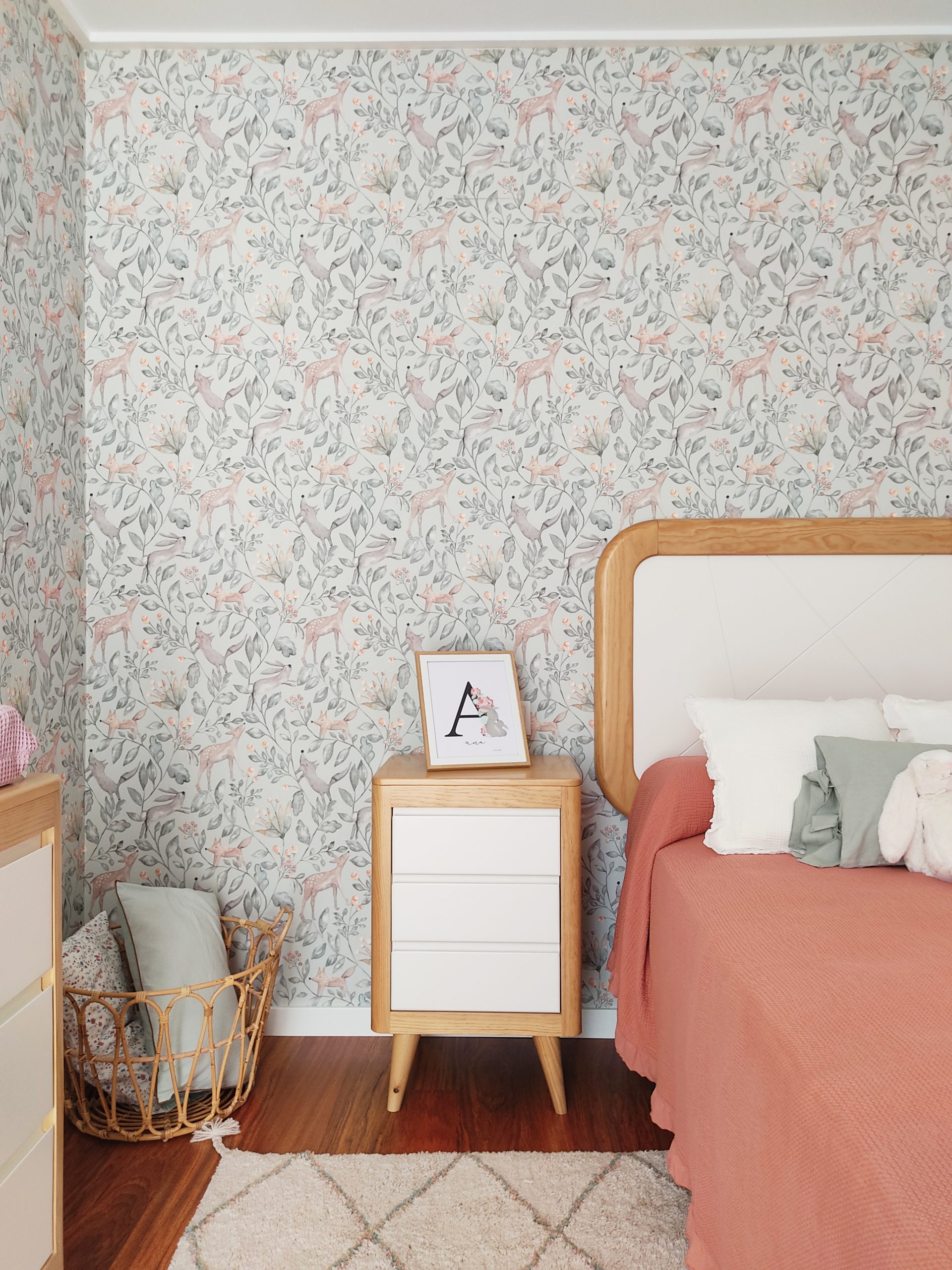 Dormitorio infantil con mobiliario de madera con un acabado lacado blanco y madera.