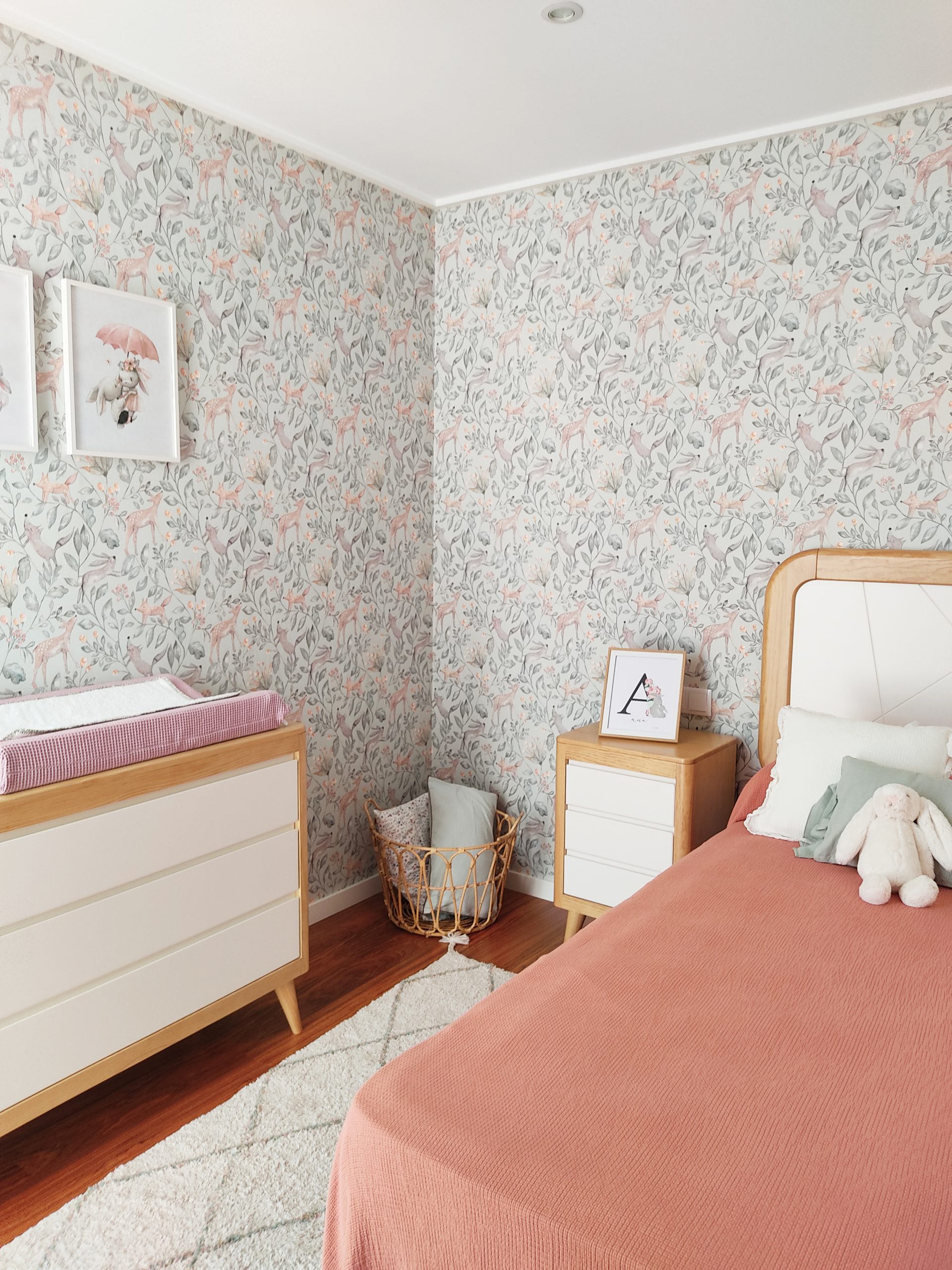 Conjunto dormitorio infantil de madera con un acabado combinado.