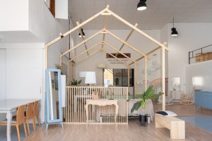 Exposición de mobiliario de madera natural y taller de lacados personalizados.