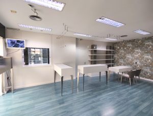 Actualización de mesas, panelado y estantería de la oficina con un lacado personalizado, vista frente